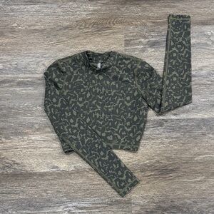 Vuori Dune Long Sleeve Crop Top